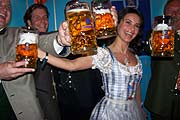 Gitta Saxx beim Löwenbräu Masskrugstemmen (Foto: Martin Schmitz)